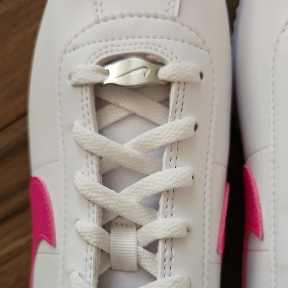 NEW Nike Cortez Leather Youth Size 7/Women's Size 8.5 Pink & White Sneakers - Picture 6 of 7